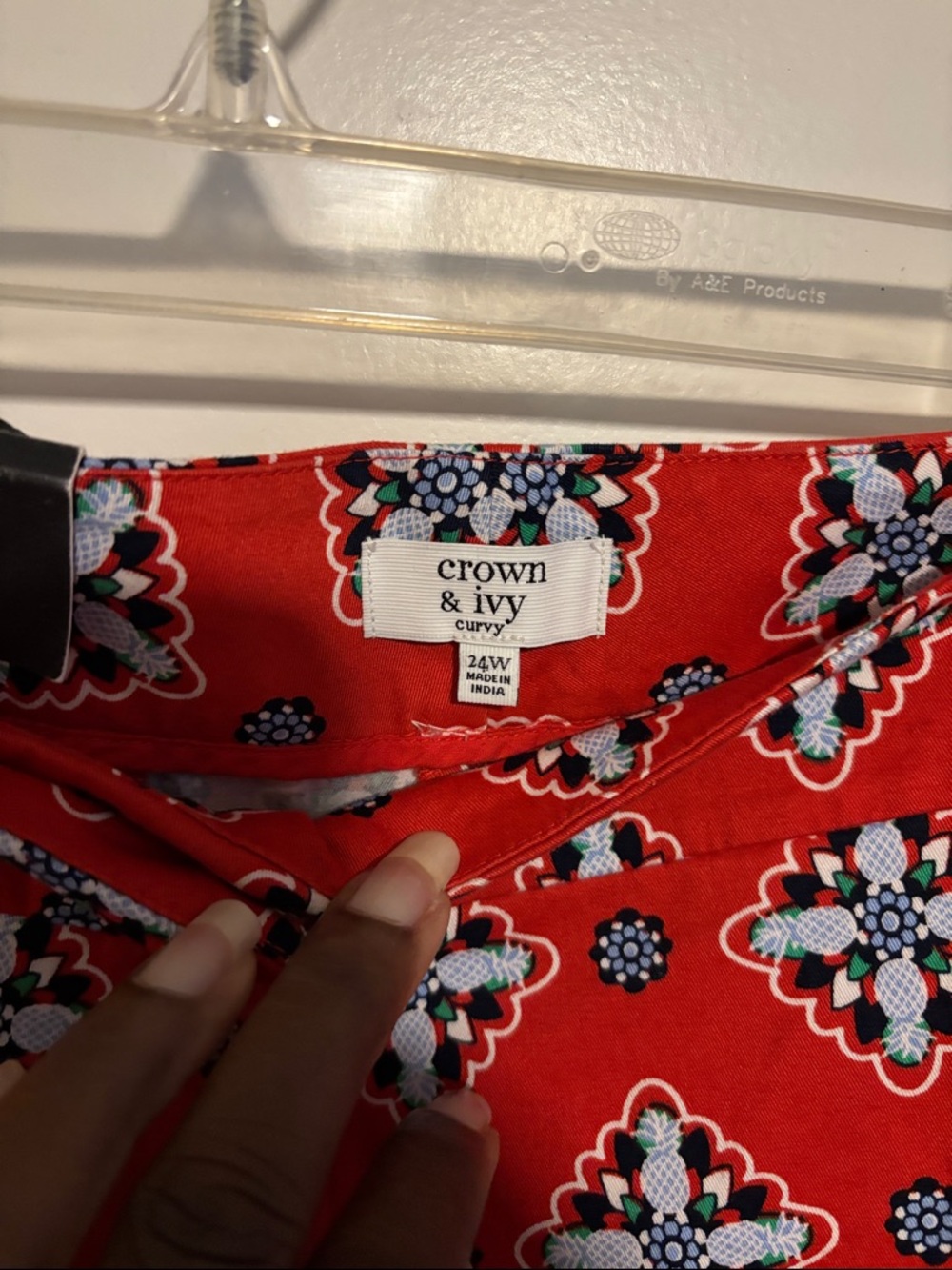 Crown & Ivy Red Floral Scallop Hem Women’s Shorts - Picture 2 of 7